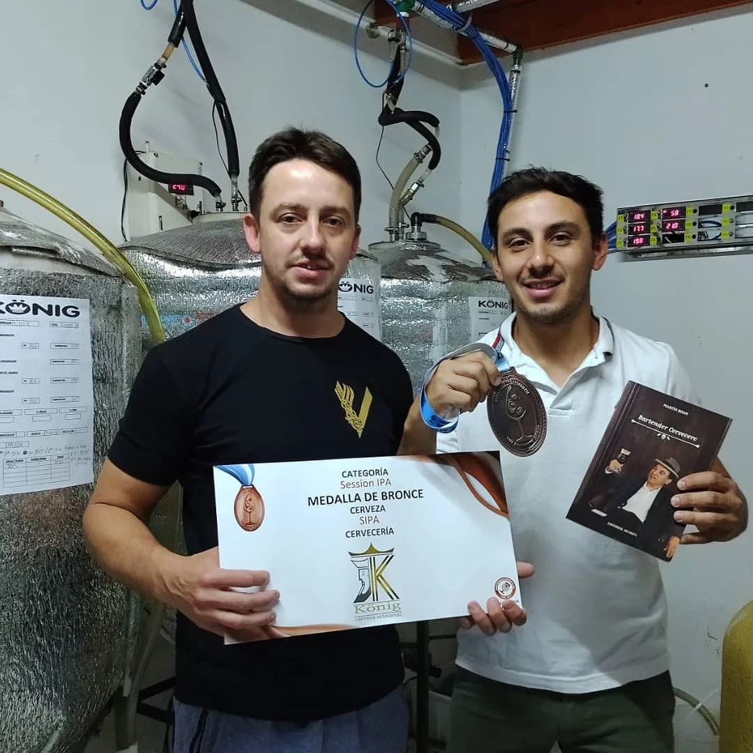 Fundadores de König trabajando en la fábrica en Ciudad Larroque