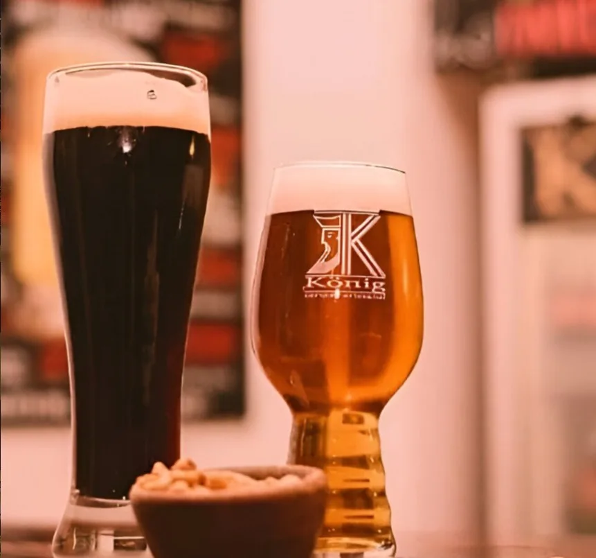 Cervezas artesanales König servidas en barra